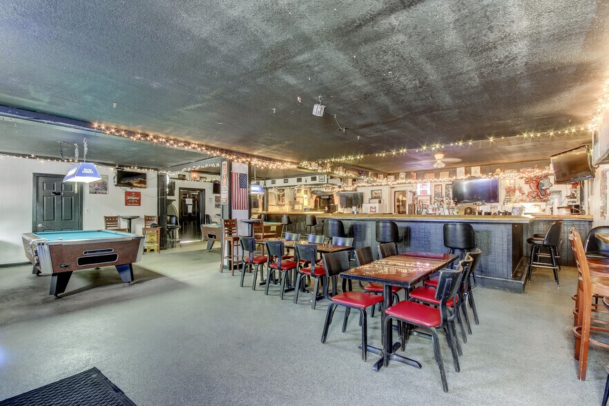 More Photos Of 5402 W US Highway 92, Plant City Bar For Sale