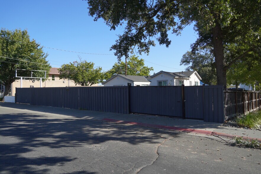 More Photos Of 5124 Walnut Ave, Sacramento Warehouse For Sale