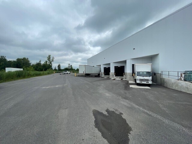 More Photos Of 3300 Av De La Gare, Mascouche Distribution For Lease