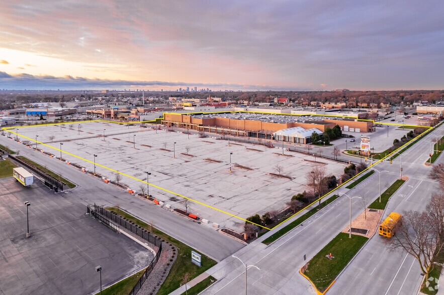 More Photos Of 5825 W Hope Ave, Milwaukee General Retail For Lease