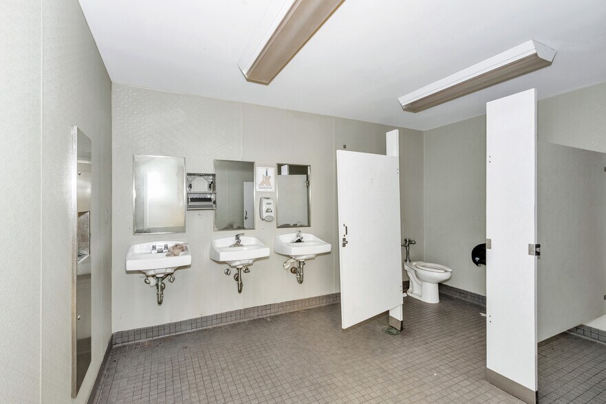More Photos Of 2300 Wynnton Rd, Columbus Drugstore For Lease