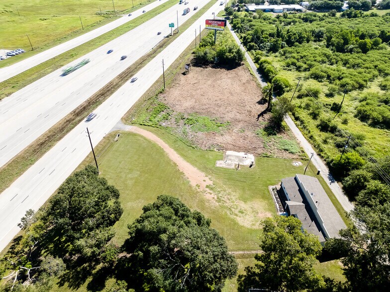 More Photos Of 4095 SE I 10 Frontage Rd, Sealy Medical For Lease