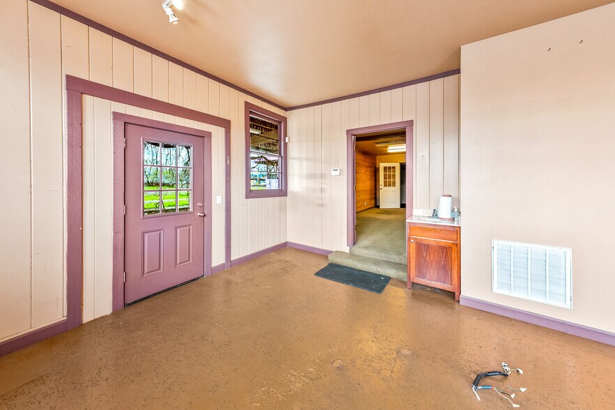 More Photos Of 211 Front St, Central Point General Retail For Sale