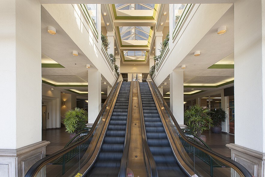 More Photos Of 12914-12950 Ventura Blvd, Studio City Unknown For Lease