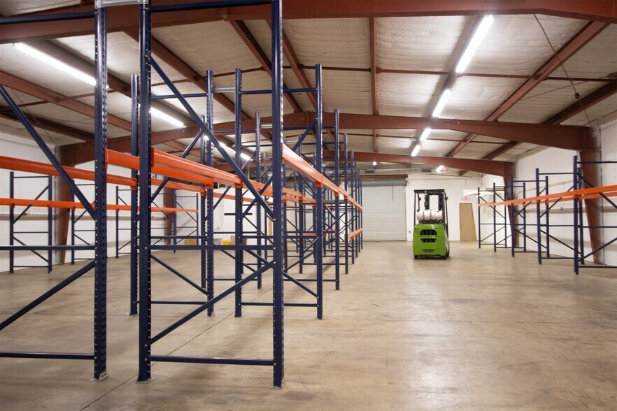 More Photos Of 916 S Locust St, Denton Warehouse For Lease