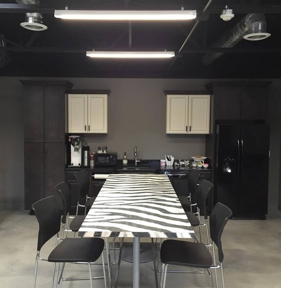 More Photos Of 330 E Park Dr, Harrisburg Warehouse For Lease