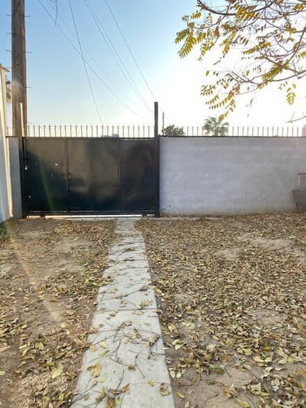 More Photos Of 525 E 19th St, Bakersfield Storefront For Lease