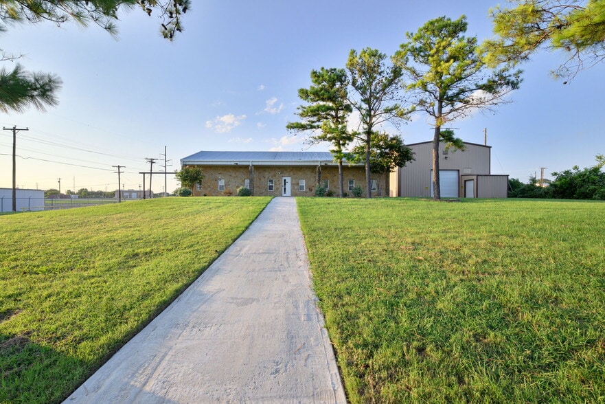 More Photos Of 3008 Ranger Hwy, Weatherford Manufacturing For Sale