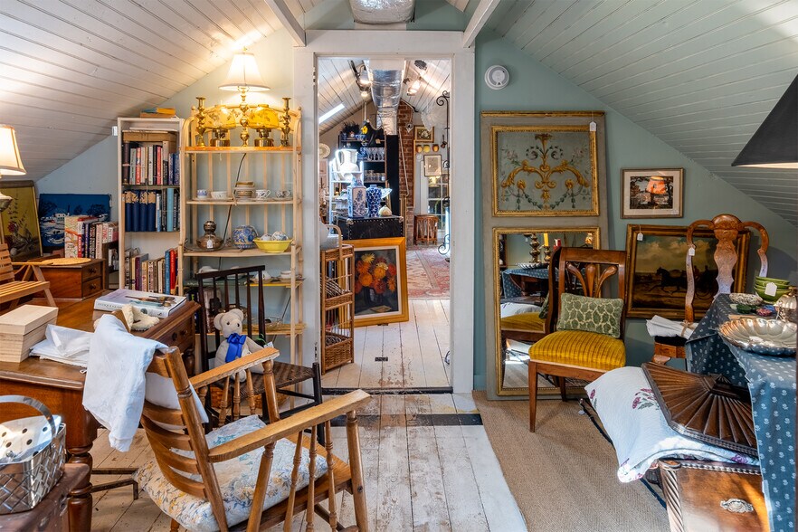 More Photos Of 3301 Franklin Ave, Millbrook General Retail For Sale