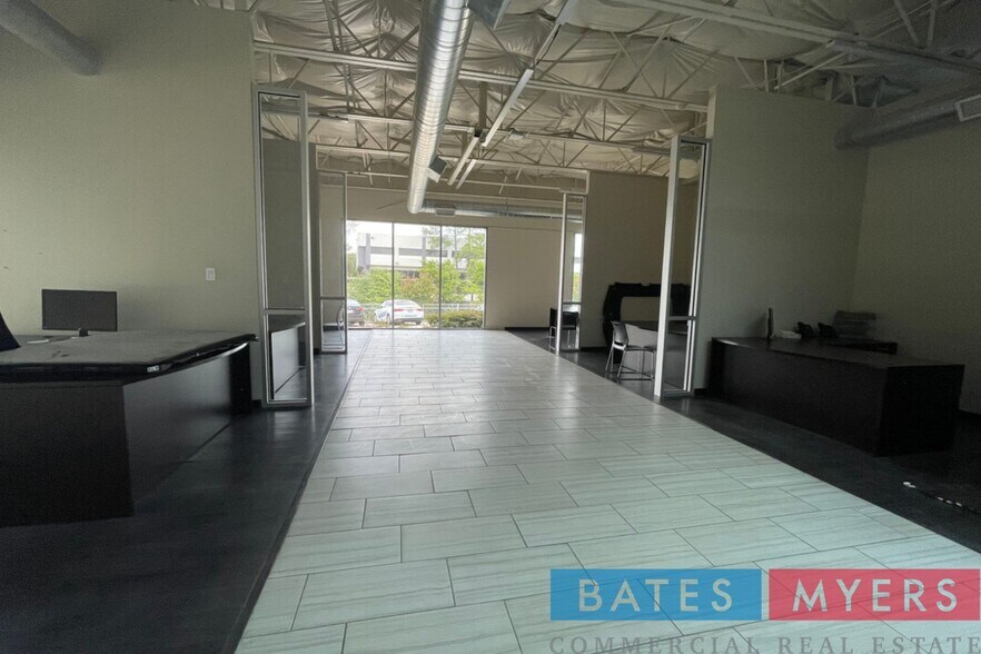 More Photos Of 8730 King George Dr, Dallas Service For Sale