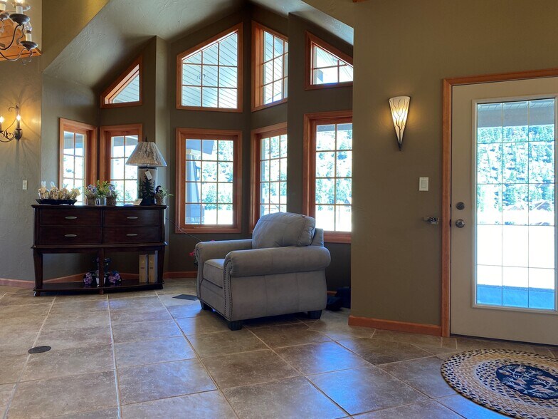 More Photos Of 173 Frontage Rd, South Fork Freestanding For Lease