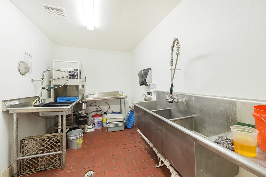 More Photos Of 17009 East Fwy, Channelview General Retail For Sale