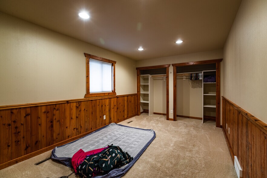 More Photos Of 1613 Chase St, La Crosse Showroom For Lease