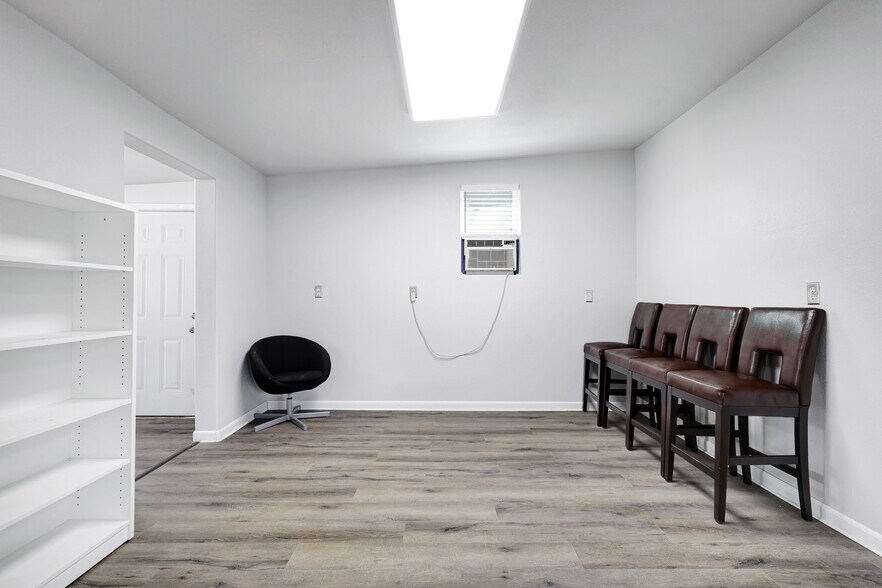 More Photos Of 1016 E Borgfeld Dr, San Antonio Flex For Sale