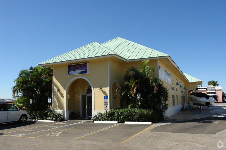 More Photos Of 250-300 SW Monterey Rd, Stuart Freestanding For Lease