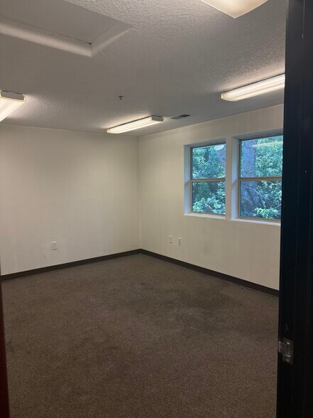 More Photos Of 2819-2827 SE 75th Ave, Hillsboro Light Distribution For Lease