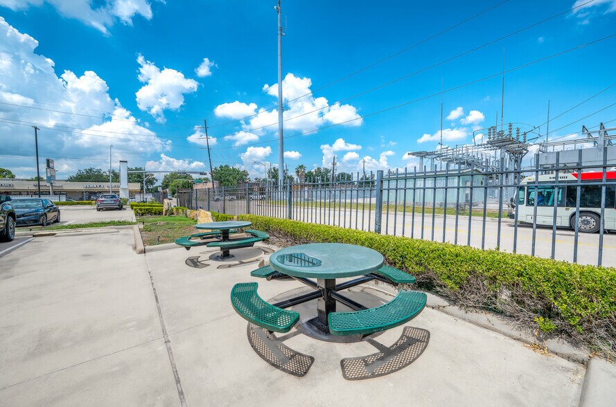 More Photos Of 2909 Fountain View Dr, Houston Unknown For Lease
