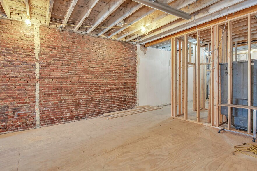 More Photos Of 6 N Saginaw St, Pontiac Storefront Retail Residential For Sale