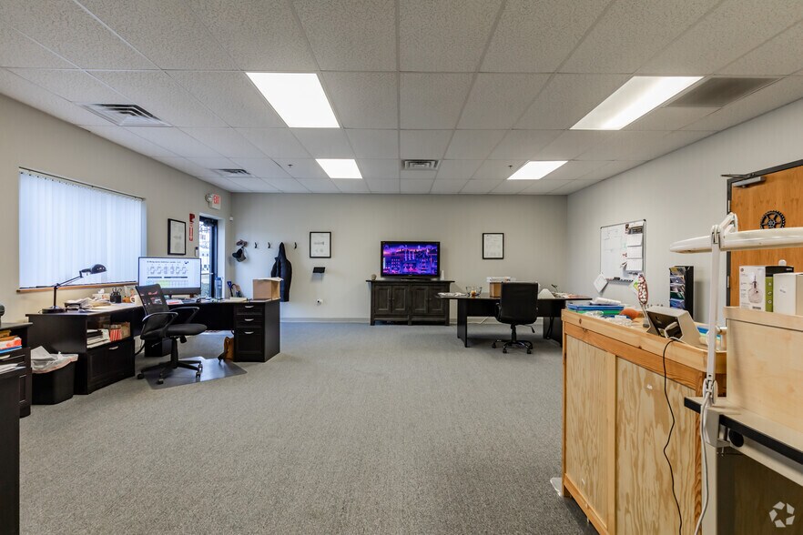 More Photos Of 761 N 17th St, St Charles Light Distribution For Lease