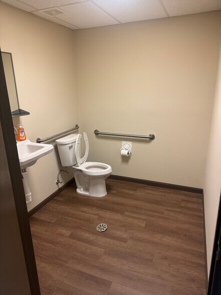 More Photos Of 41590 Production Dr, Harrison Township Manufacturing For Lease