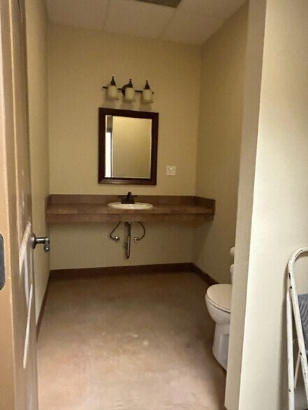 More Photos Of 1658 County Road 412, Glen Rose Warehouse For Lease