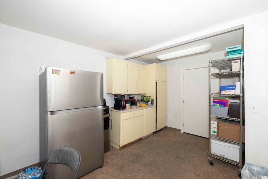 More Photos Of 18026 Jonathan St, Adelanto Medical For Lease