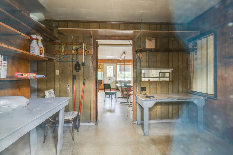 More Photos Of 570 S Gateway Ave, Rockwood Industrial For Sale