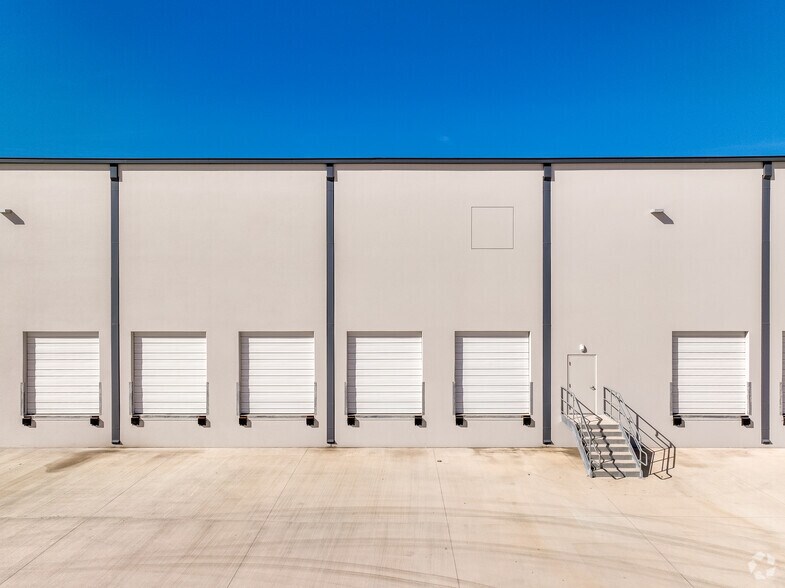 More Photos Of 5930-6010 Eisenhauer Rd, San Antonio Warehouse For Lease