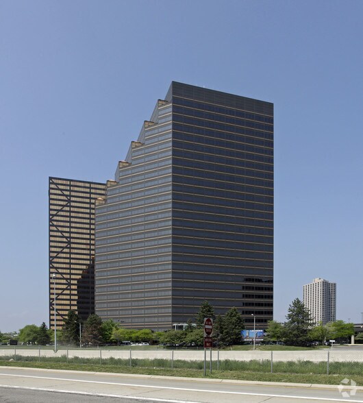 Primary Photo Of 2000 Town Center, Southfield Office For Lease