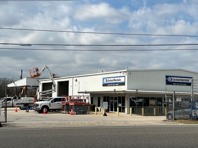 More Photos Of 17600 Interstate 35, Buda Service For Sale