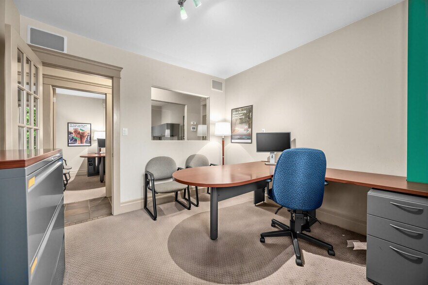 More Photos Of 3569 Cawthra Rd, Mississauga Office For Sale