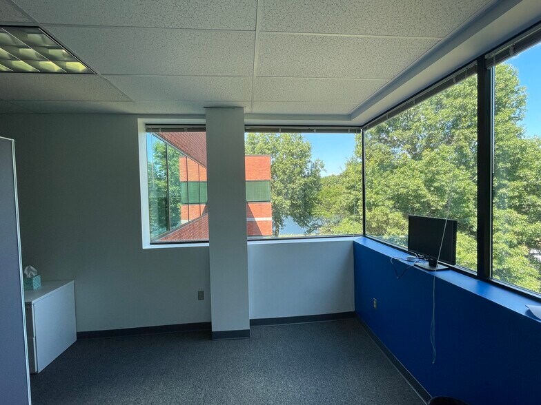 More Photos Of 10 Executive Dr, Farmington Office For Lease