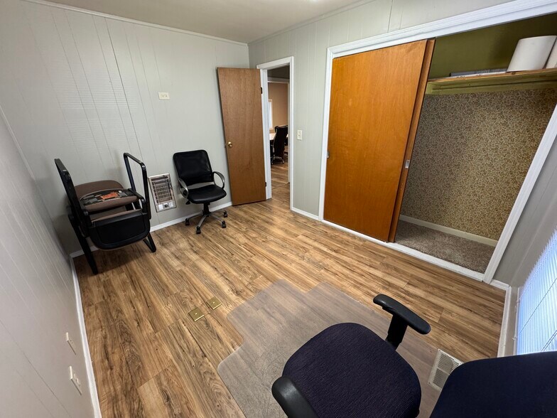 More Photos Of 216 N Whitley Dr, Fruitland Office For Sale