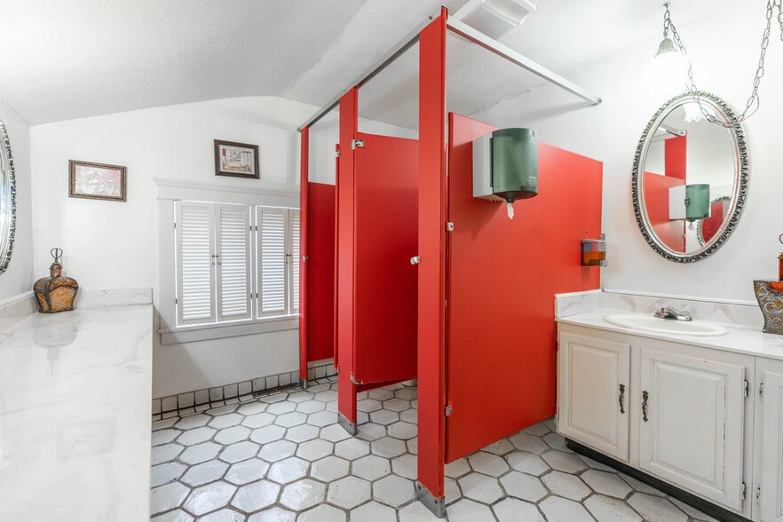 More Photos Of 4905 W Tuscarawas St, Canton Restaurant For Lease