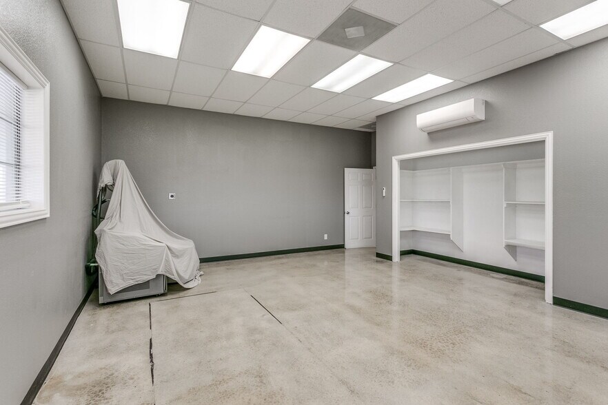 More Photos Of 3212 E Walnut St, Tecumseh Flex For Sale