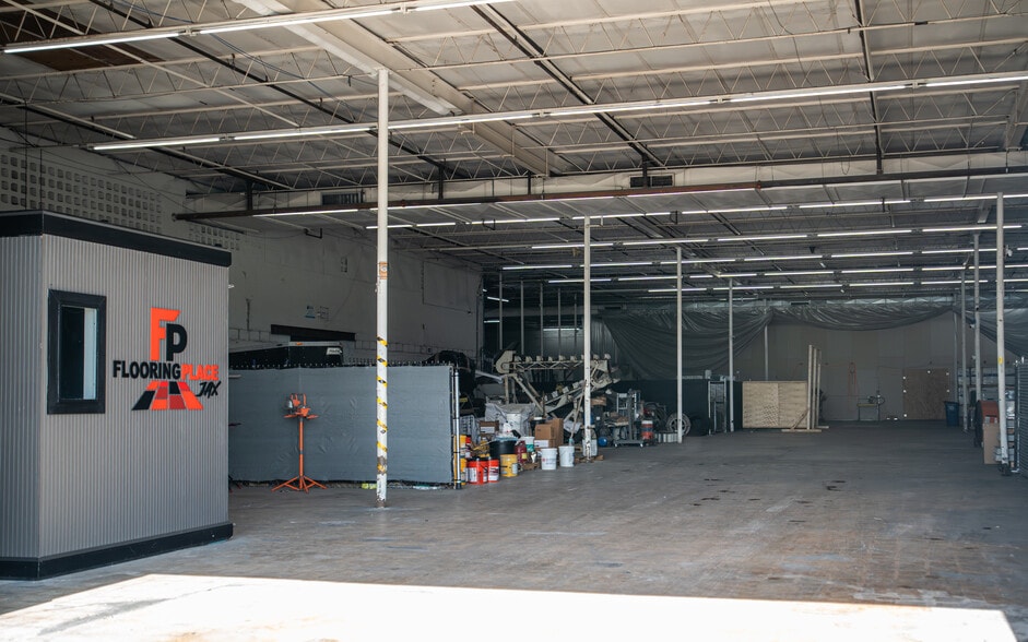 More Photos Of 5107 W University Blvd, Jacksonville Warehouse For Lease