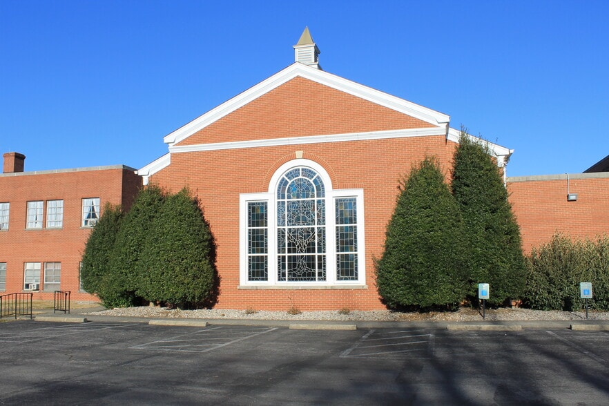 More Photos Of 401 W Poplar St, Elizabethtown Religious Facility For Sale