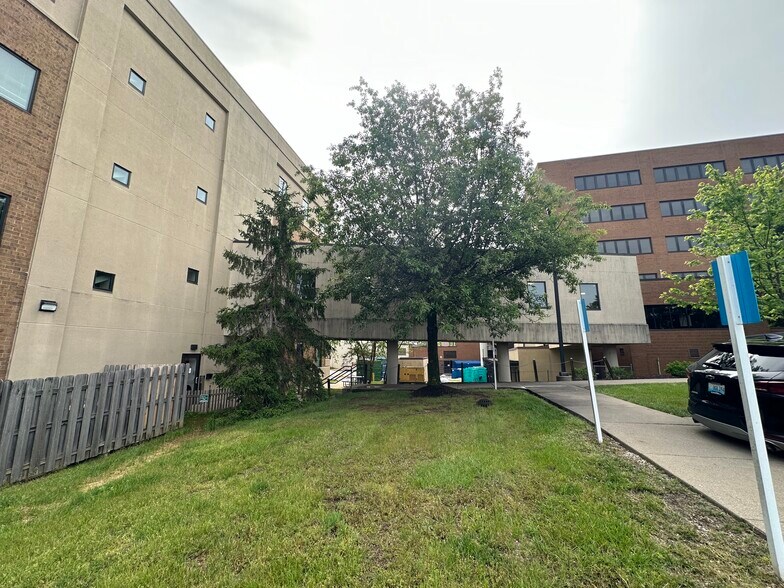 More Photos Of 160 N Eagle Creek Dr, Lexington Medical For Lease