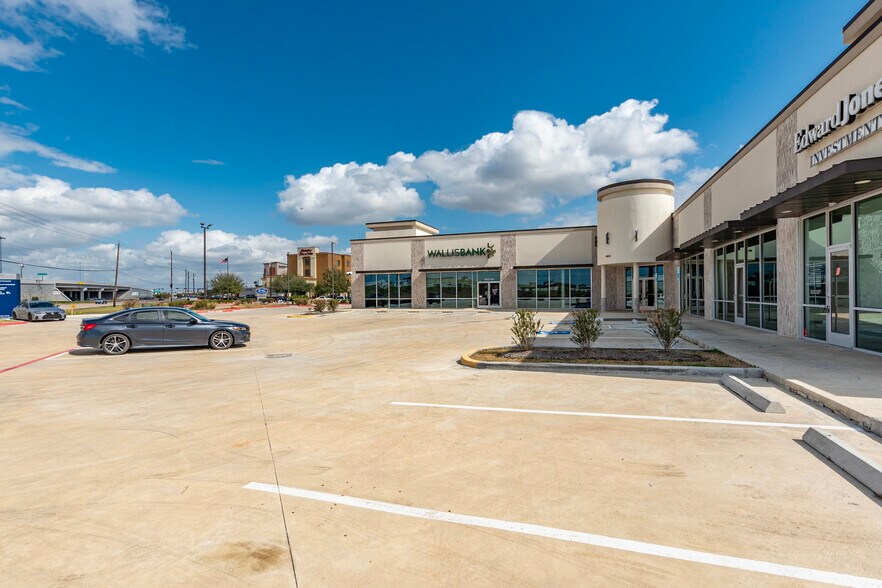 More Photos Of 4805 E Sam Houston Pky S, Pasadena Medical For Lease