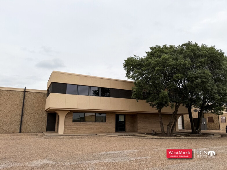 More Photos Of 1316 54th St, Lubbock Showroom For Lease