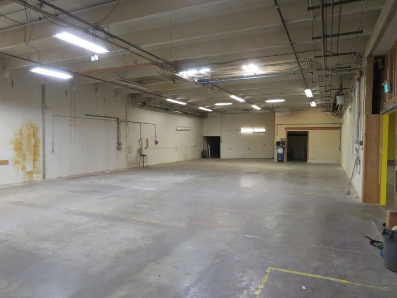 More Photos Of 524E Culduthel Rd, Victoria Flex For Lease