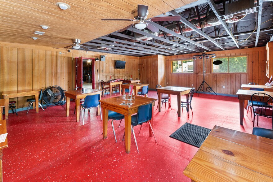 More Photos Of 512 S US Highway 301, Jesup Storefront For Sale