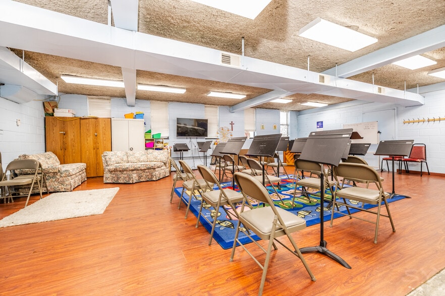 More Photos Of 1437 Oakton St, Park Ridge Specialty For Sale