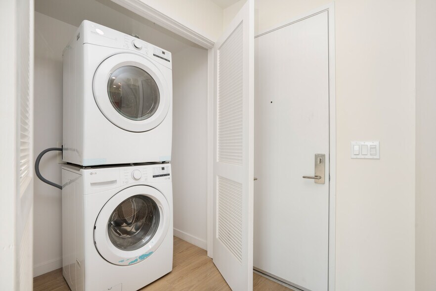 More Photos Of 14629 W Erwin St, Van Nuys Apartments For Sale