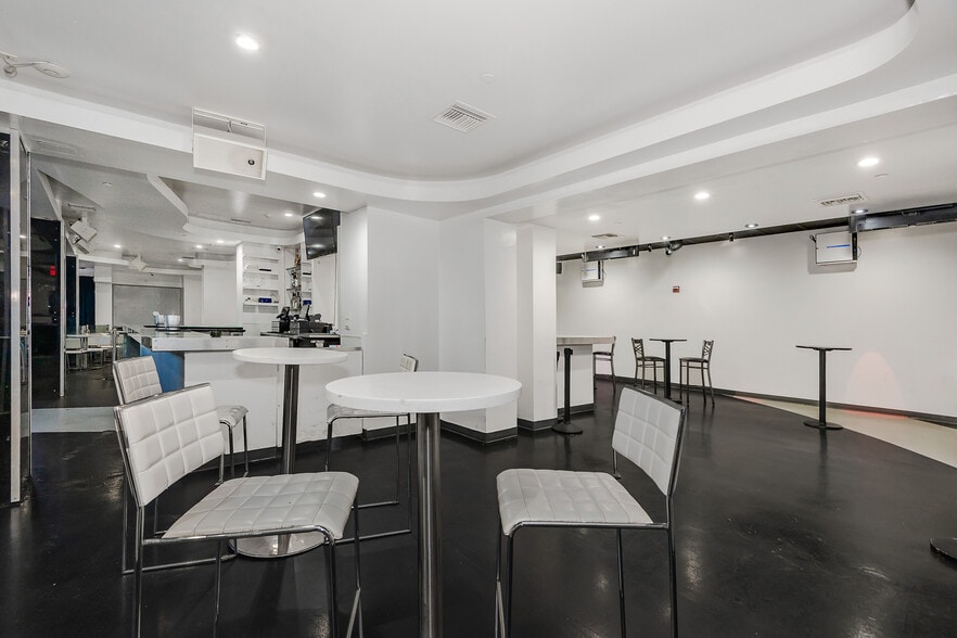 More Photos Of 145 SW 1st Ave, Fort Lauderdale Bar For Lease