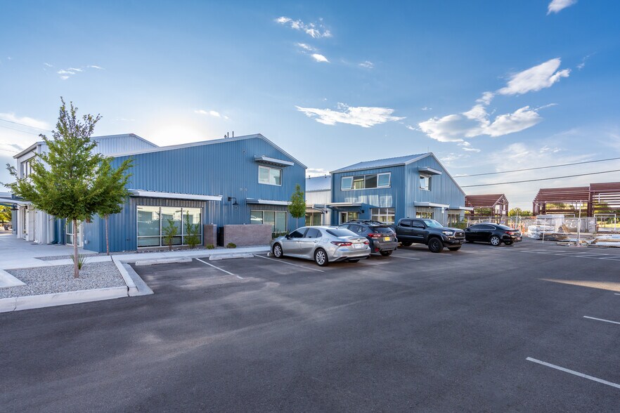 More Photos Of 1189 Parkway Dr, Santa Fe Showroom For Sale