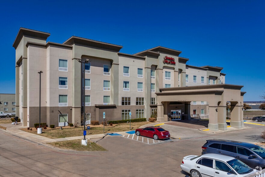 Primary Photo Of 2700 Green Oaks Rd, Fort Worth Hotel For Sale
