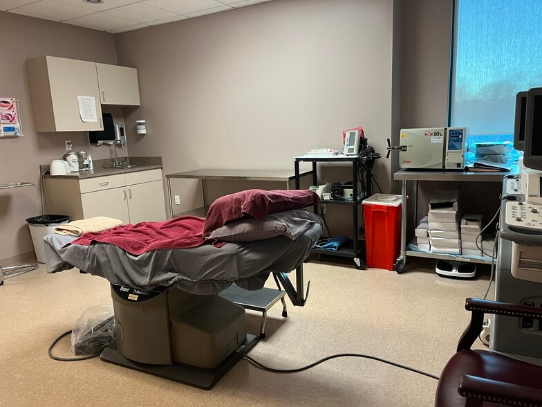 More Photos Of 1407 S County Trl, East Greenwich Medical For Lease