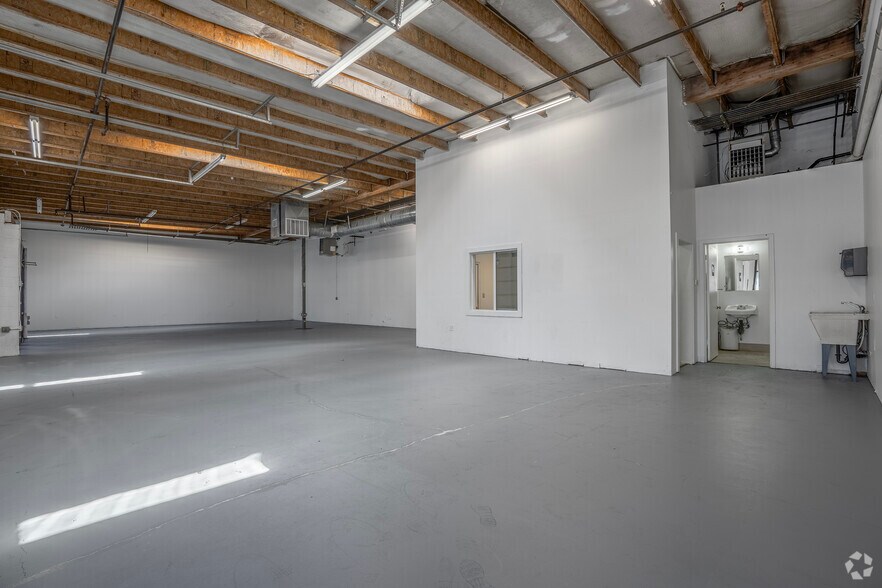 More Photos Of 2056 NE Aloclek Dr, Hillsboro Warehouse For Lease