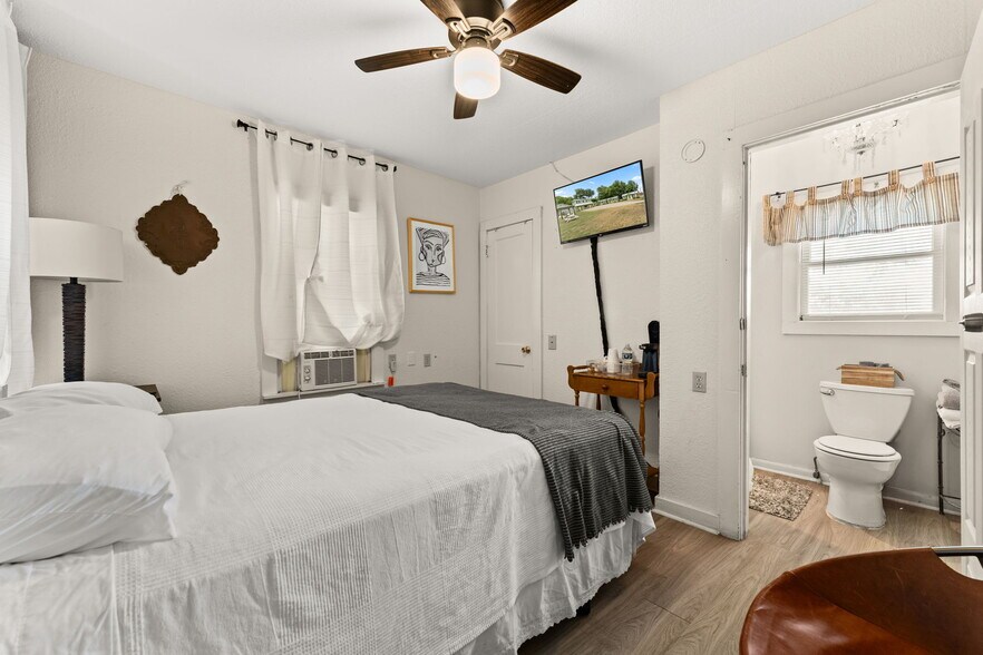 More Photos Of 702 W Wallace St, San Saba Hotel For Sale